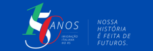 Logo do sesquicentenário da imigração italiana, nas cores da bandeira da Itália e com um fundo azul.