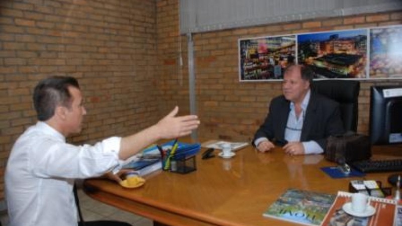 Lara esteve com o secretário de Produção, Indústria e Comércio, Humberto Goulart