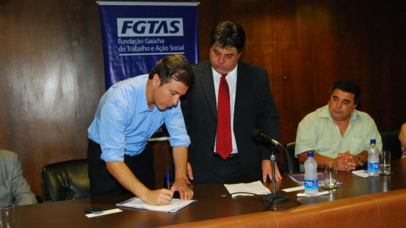 Secretário Lara assina termo de posse do novo presidente da FGTAS