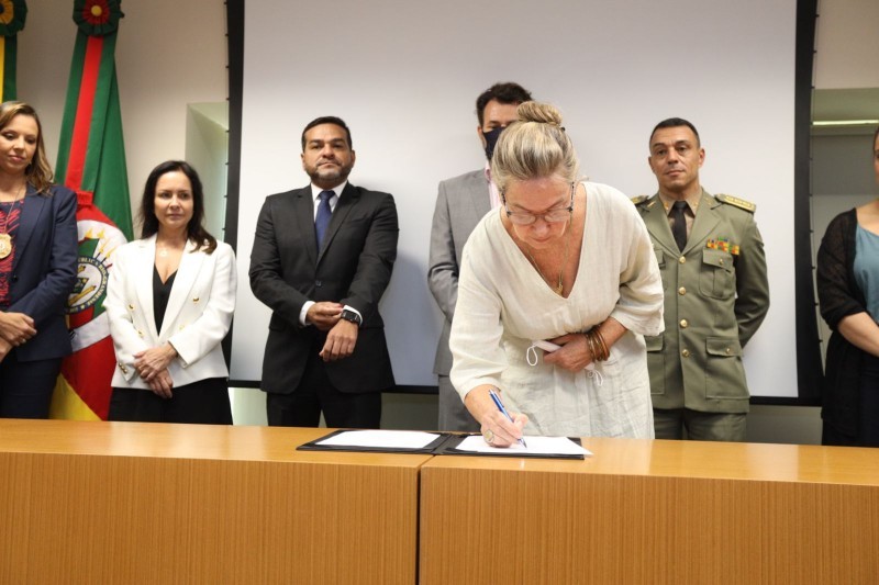 Secretária Regina Becker, da SICDHAS, firmou o acordo em nome da pasta que lidera as políticas para mulheres no RS