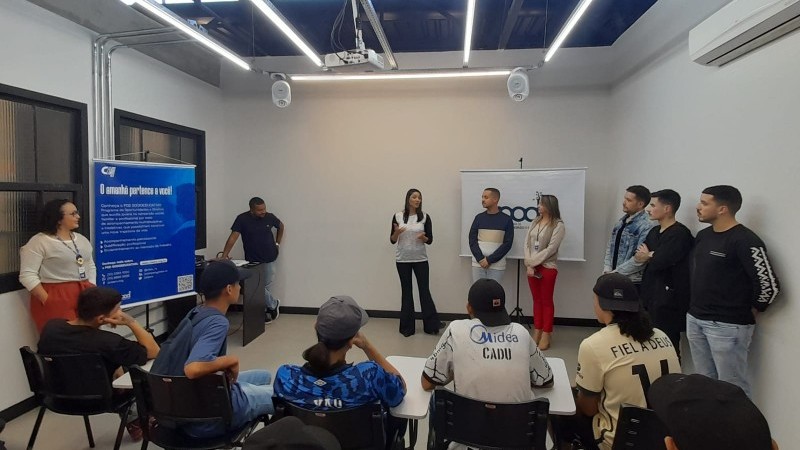 Turma do curso de barbeiro promovido em parceria com a La Máfia Barber School conclui primeira etapa da capacitação