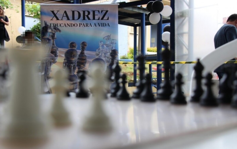 Competição de mãos e pessoas com uma estratégia de jogo de xadrez