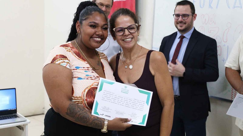 Aluna Nathali Santos com a professora Christiana Garcia