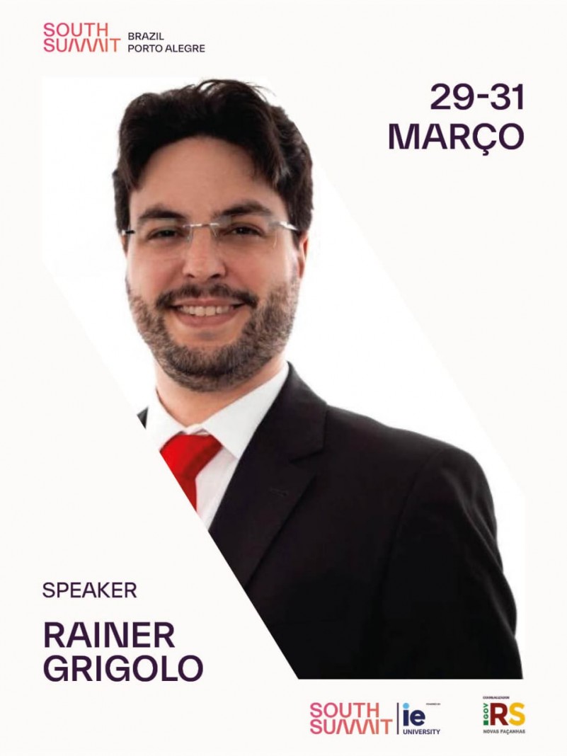 Foto de perfil do diretor do Procon RS, Rainer Grigolo, um homem branco de óculos de grau que está vestido em traje formal. Ele veste um terno preto, uma camisa branca e uma gravata vermelha.
