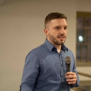 O secretário adjunto da SSPS, César Kurtz, um homem branco e loiro, que veste uma camisa social azul. fala ao microfone.

Autoria da descrição da foto: Wagner Meirelles Ascom SJCDH