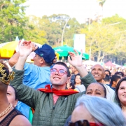 6: Jovem se diverte durante as apresentações. Ele veste a bandeira LGBT.
