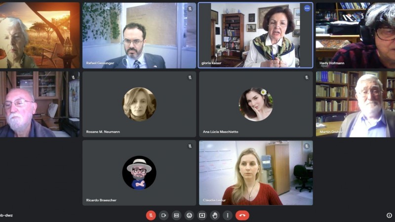 Print de tela de reunião virtual com 10 participantes.