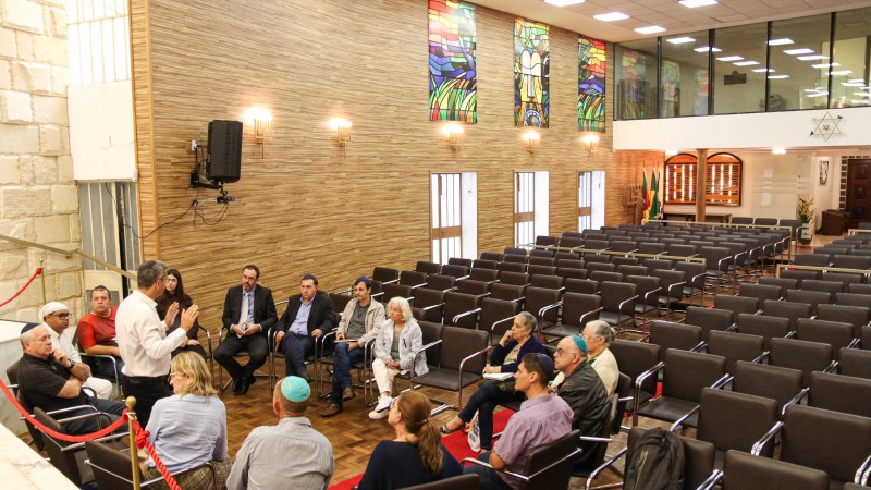 Lideranças religiosas durante conversa na Igreja Anglicana e a Sociedade Israelita Brasileira de Cultura e Beneficência (Sibra)
