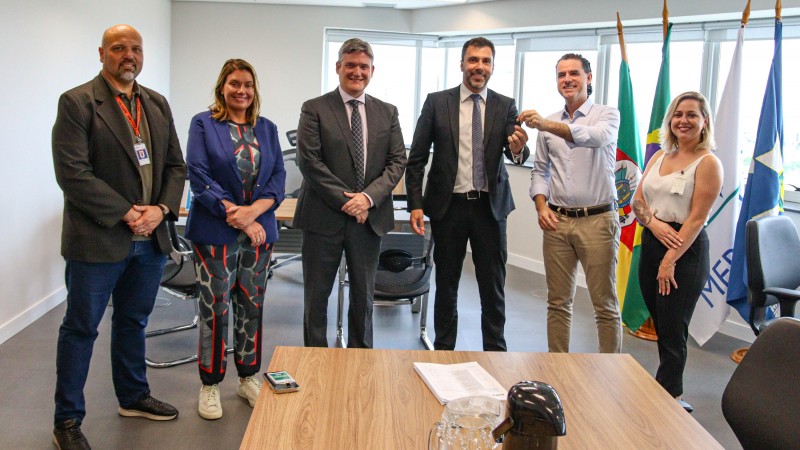 Autoridades posadas para foto com a chave dos carros nas mãos.