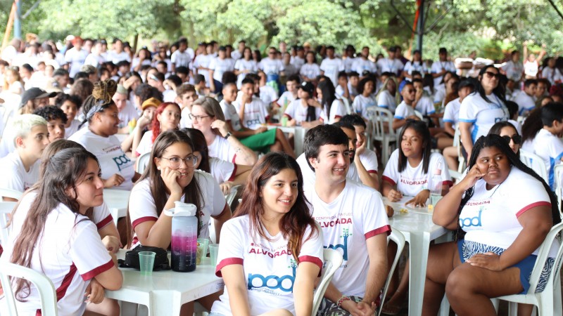 Jovens poscionadas nas cadeiras observando as apresentações