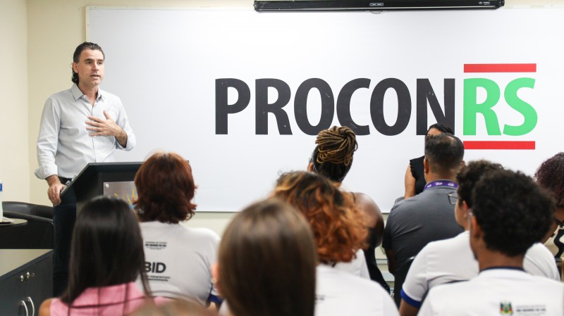 Momento de fala do Secretário. Jovens acompanham manifestação do Secretário.