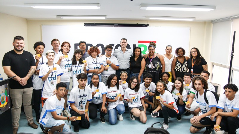 Jovens poscionados para foto geral.