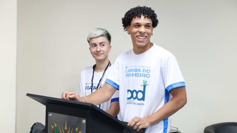 Jovens posicionadas durante a fala