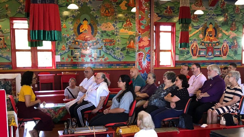 Membros durante a reunião no templo