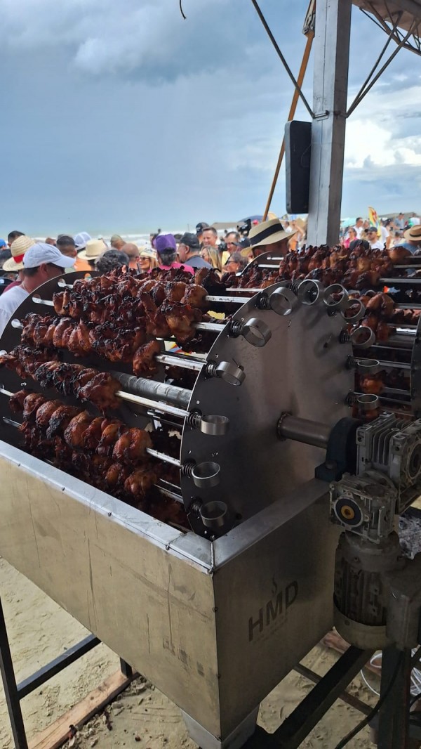 Mais de 120 quilos de frango foram assados.