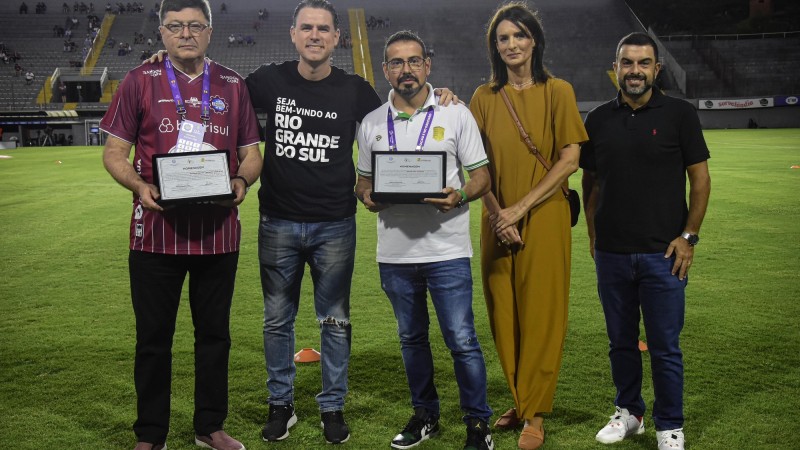 Secretário de Justiça, Cidadania e Direitos Humanos, Fabrício Peruchin, entregou a placa