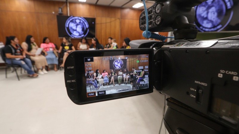 Uma Câmera filmando um grupo de mulheres, algumas são indígenas