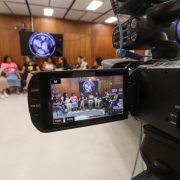 Uma Câmera filmando um grupo de mulheres, algumas são indígenas