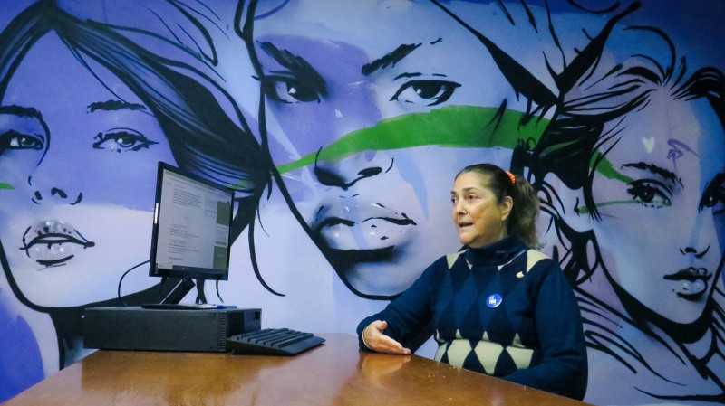 Heloisa durante entrevista