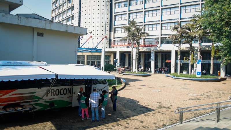 Unidade móvel do Procon RS atendeu os consumidores na PUCRS.