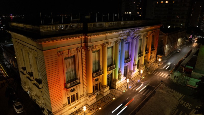 Palácio Piratini está iluminado com as cores da bandeira da diversidade