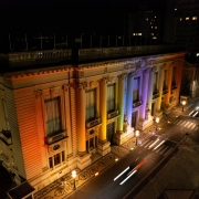 Palácio Piratini está iluminado com as cores da bandeira da diversidade
