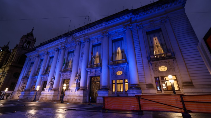 Numa época em que guerras voltam a assustar a humanidade, o Palácio Piratini se ilumina de azul para nos lembrar dos refugiados