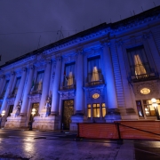 Numa época em que guerras voltam a assustar a humanidade, o Palácio Piratini se ilumina de azul para nos lembrar dos refugiados