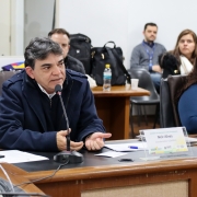 Na foto está o Coordenador do COMIRAT/RS, Neir Nunes Alves, homem branco, sentado, de casaco azul, gesticulando.