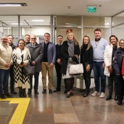 Imagem de todos os vinte representantes de poderes públicos, homens e mulheres, reunidos no corredor do 4º andar do Centro Administrativo Fernando Ferrari, lado a lado, posando para a foto.