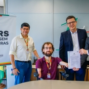 Autoridades com o documento em m&atilde;os.