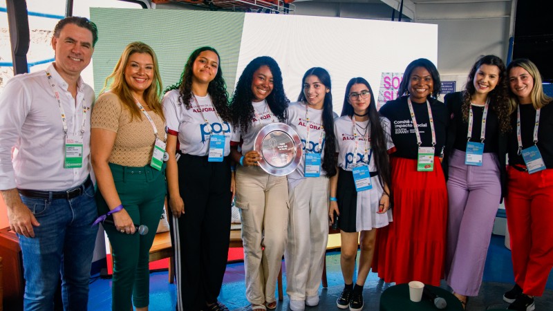 Grupo com proposta vencedora ao lado das autoridades 