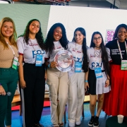 Grupo com proposta vencedora ao lado das autoridades 